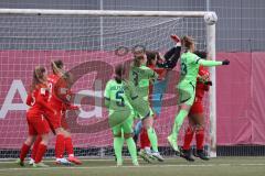 2. Fußball-Liga - Frauen - Saison 2022/2023 - FC Ingolstadt 04 - VFL Wolfsburg II - Torwart Franziska Meier (Nr.1 - FCI Frauen) wehrt den Ball ab - Foto: Meyer Jürgen