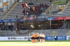 3.Liga - Saison 2023/2024 - SC Freiburg II - FC Ingolstadt 04 - Die Mannschaft bildet einen Kreis vor dem Spiel - Foto: Meyer Jürgen