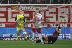 2.BL; SSV Jahn Regensburg - FC Ingolstadt 04; Torwart Robert Jendrusch (1, FCI) Nico Antonitsch (5, FCI) stoppt Jan-Niklas Beste (4 Jahn)