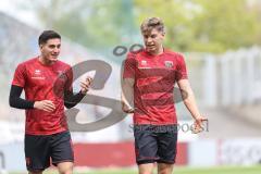 3. Liga; Rot-Weiss Essen - FC Ingolstadt 04; vor dem Spiel Emre Gül (5, FCI) Max Plath (14 FCI) diskutieren