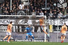 3. Liga; SSV Ulm 1846 - FC Ingolstadt 04; Simon Lorenz (32, FCI) Torwart Marius Funk (1, FCI) rettet den Ball