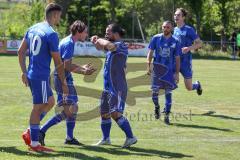 A-Klasse - FT Ingolstadt Ringsee - MBB SG Manching - Der 0:2 Führungstreffer durch Kevin Patolla blau Manching - Numan Ünlü blau Manching gratuliert den Vorlagengeber  Emre Erbas blau Manching - Foto: Jürgen Meyer