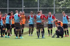 2. Bundesliga - FC Ingolstadt 04 - Trainingsauftakt mit neuem Trainerteam - Cheftrainer Roberto Pätzold (FCI) erklärt vor der Mannschaft