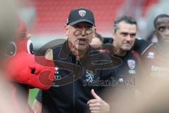 3. Liga; FC Ingolstadt 04 - Rot-Weiss Essen; Sieg Jubel Freude Besprechung auf dem Feld Kreis Cheftrainer Achim Beierlorzer (FCI)