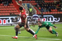 3. Liga; FC Ingolstadt 04 - Erzgebirge Aue; Zweikampf Kampf um den Ball Justin Butler (31, FCI) Burger Korbinian (5 Aue) überläuft Torwart Männel Martin (1 Aue) und erzielt das 1:0, Tor Jubel Treffer