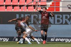 3. Liga; FC Ingolstadt 04 - Hallescher FC; Zweikampf Kampf um den Ball Leon Guwara (6, FCI) Crosthwaite Henry Jon (14 Halle) Jannik Mause (7, FCI) beschwert sich