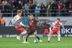 3. Liga; FC Ingolstadt 04 - SSV Jahn Regensburg; Zweikampf Kampf um den Ball Moritz Seiffert (23, FCI) Eisenhuth Tobias (21 SSV)