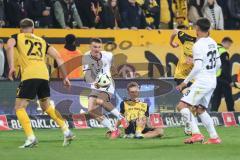 3. Liga; Dynamo Dresden - FC Ingolstadt 04; Zweikampf Kampf um den Ball Dennis Borkowski (7, FCI) Kammerknecht Claudio (15 DD) Bünning Lars (23 DD) Deniz Zeitler (38, FCI)