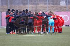 2. Fußball-Liga - Frauen - Saison 2022/2023 - FC Ingolstadt 04 - VFL Wolfsburg II - Die Mannschaft bildet einen Kreis vor dem Spiel - Foto: Meyer Jürgen