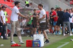 3.Liga - Saison 2022/2023 - FC Ingolstadt 04 -  SV Wehen Wiesbaden - Cheftrainer Rüdiger Rehm (FCI) - Sportdirektor Malte  Metzelder (FCI) abklatschen nach dem Spiel - Foto: Meyer Jürgen