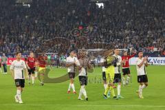 2.BL; FC Schalke 04 - FC Ingolstadt 04; Spiel ist aus, 3:0 Niederlage, die Schanzer gehen zu den mitgereisten Fans und bedanken sich, hinten Jubel Schalke Schals, Torwart Fabijan Buntic (24, FCI) Nico Antonitsch (5, FCI) Nassim Boujellab (8, FCI) Fatih Ka