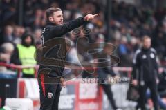 3. Liga; SC Verl - FC Ingolstadt 04; an der Seitenlinie, Spielerbank Co-Trainer Fabian Reichler (FCI) erklärt