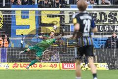 3. Liga; 1. FC Saarbrücken - FC Ingolstadt 04; Torwart Kai Eisele (25, FCI) hält den Schuß