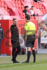 3. Liga - FC Bayern 2 - FC Ingolstadt 04 - Cheftrainer Tomas Oral (FCI) am Spielfeldrand schimpft mit dem Schiedsrichter