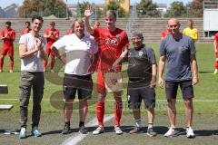 Bayernliga Süd - Saison 2021/2022 - FC Ingolstadt 04 II - SpVgg Hangkofen - Verabschiedung einiger Spieler - Ronnie Becht (NLZ-Leiter) - Vorstands- und Aufsichtsratsmitglied Andi Mayr - Fabian Willibald - Betreuer Chedly Hachani - Roland Reichel (Sportlic