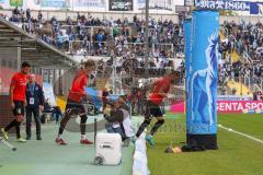 3.Liga - Saison 2022/2023 - TSV 1860 München - FC Ingolstadt 04 - Die Spieler betreten das Spielfeld zum warm machen  und begrüssen die Fans - - Foto: Meyer Jürgen