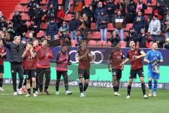 3. Liga; FC Ingolstadt 04 - SG Dynamo Dresden; Sieg Jubel Freude Spieler bedanken sich bei den Fans Torwart Marius Funk (1, FCI) Lukas Fröde (34, FCI) Bryang Kayo (48, FCI) Simon Lorenz (32, FCI) Deniz Zeitler (38, FCI) #Torwart Markus Ponath (40, FCI) Mo