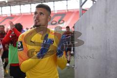 3. Liga - FC Ingolstadt 04 - TSV 1860 München - Torwart Fabijan Buntic (24, FCI) geht zu den wartenden Fans