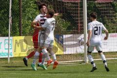 Kreisliga - Saison 2024/25- SV Kasing - TSV Kösching-  -  Der 1:0 Führungstreffer durch - Simon Renn weiss Kasing - jubel - Valentin Hafner rot Kösching - Foto: Meyer Jürgen