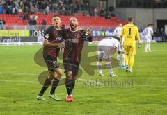 2.BL; SV Sandhausen - FC Ingolstadt 04 - die Torschützen Filip Bilbija (35, FCI) 0:1 und Fatih Kaya (9, FCI) 0:2 feiern mit den Fans