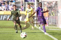 3. Liga; VfL Osnabrück - FC Ingolstadt 04; Zweikampf Kampf um den Ball Elias Decker (3, FCI) Gyamfi Maxwell (4 VFL) Torwart Jonsson Lukas (21 VFL)