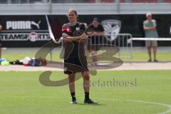 3. Liga - Saison 2024/25 - Trainingsauftakt- FC Ingolstadt 04 -  - Cheftrainerin Sabrina Wittmann (FCI) beobachtet - XXXXX - Foto: Meyer Jürgen