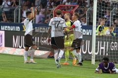 3.Liga - Saison 2022/2023 - VFL Osnabrück - FC Ingolstadt 04 - Tobias Schröck (Nr.21 - FCI) gratuliert nach dem Spiel Torwart Marius Funk (Nr.1 - FCI) - Jubel - Calvin Brackelmann (Nr.17 - FCI) - Visar Musliu (Nr.16 - FCI) - Foto: Meyer Jürgen