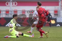 3. Liga - Saison 2025/26 - FC Ingolstadt 04 - VFB Stuttgard II - Julian Kügel (Nr.29 - FCI) mit einer torchance - Torwart Stefan Drljaca (Nr.41 - VFB Stuttgard II) - Foto: Meyer Jürgen