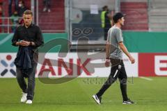 DFB Pokal; FC Ingolstadt 04 - Erzgebirge Aue; Sieg 2:1, Cheftrainer Roberto Pätzold (FCI) geht zum Team, links enttäuscht Cheftrainer Aleksey Shpilevski (Aue)