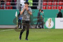 DFB Pokal; FC Ingolstadt 04 - Erzgebirge Aue; Jubel Sieg 2:1, Cheftrainer Roberto Pätzold (FCI) winkt zu den Fans