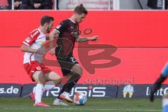 2.BL; FC Ingolstadt 04 - SSV Jahn Regensburg; Benedikt Gimber (5 SSV) Zweikampf Kampf um den Ball Denis Linsmayer (23, FCI)