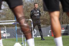 3.Liga - Saison 2022/2023 - FC Ingolstadt 04 -  - Cheftrainer Michael Köllner (FCI) beim ersten Training - Cheftrainer Michael Köllner (FCI) sieht beim aufwärmen zu - Foto: Meyer Jürgen