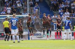 2.BL; SV Darmstadt 98 - FC Ingolstadt 04 - Freistoß und Tor für Darmstadt, Mauer springt hoch und sieht Ball in das Tor fliegen, Denis Linsmayer (23, FCI) Thomas Keller (27, FCI) Stefan Kutschke (30, FCI) Merlin Röhl (34, FCI) Maximilian Neuberger (38, FC