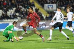 3. Liga; SSV Ulm - FC Ingolstadt 04; Torchance verpasst Marcel Costly (22, FCI) Torwart Schmitt Max (1 Ulm) Bazzoli Luca (18 Ulm)
