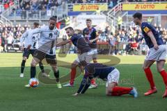 2.BL; Holstein Kiel - FC Ingolstadt 04 - Zweikampf Kampf um den Ball Valmir Sulejmani (33, FCI) Komenda Marco (3 Kiel) Arslan Ahmet (7 Kiel) Erras Patrick (4 Kiel)