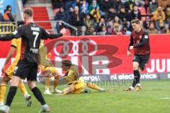 3. Liga; FC Ingolstadt 04 - SG Dynamo Dresden; Neuzugang Sebastian Grönning (11, FCI) Tor Jubel Treffer Schuß 2:0 Lewald Jakob (31 DD) am Boden