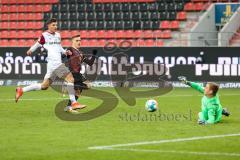 2.BL; FC Ingolstadt 04 - SG Dynamo Dresden; verpasste Torchance, Dennis Eckert Ayensa (7, FCI) Aidonis Antonis (23 Dresden) Torwart Broll Kevin (1 Dresden) hält den Ball