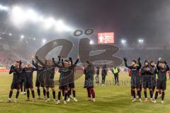 3. Liga; SSV Jahn Regensburg - FC Ingolstadt 04;  Sieg Jubel Freude Spieler bedanken sich bei den Fans