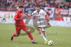 3. Liga; Rot-Weiss Essen - FC Ingolstadt 04; Rios Alonso José-Enrique (23 RWE) Zweikampf Kampf um den Ball Deniz Zeitler (38, FCI)
