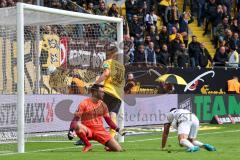 3.Liga - Saison 2022/2023 - Dynamo Dresden - FC Ingolstadt 04 - Der 1:1 Ausgleichstreffer durch Pascal Testroet (Nr.37 - FCI) - Stefan Kutschke (Nr.30 - Dynamo Dresden) - Torwart Stefan Drljaca (Nr.23 - Dynamo Dresden) - Jubel - Foto: Meyer Jürgen