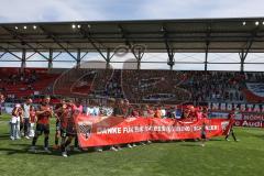 3. Liga; FC Ingolstadt 04 - VfB Lübeck; Spieler bedanken sich bei den Fans, Stadionrunde Fan Fankurve Banner Fahnen Spruchband