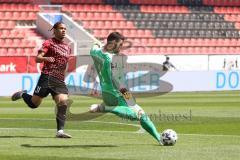 3. Liga - FC Ingolstadt 04 - FSV Zwickau - Justin Butler (31, FCI) kommt zu spät Torwart Brinkies Johannes (1 Zwickau)