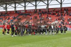 2.BL; FC Ingolstadt 04 - FC Hansa Rostock; Spiel ist aus, 0:0 unentschieden, das Team verabschiedet sich im letzten Heimspiel von den Fans, Banner mit Trikots