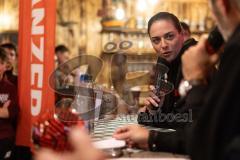 3. Liga; FC Ingolstadt 04 - Fantreffen im Sport-Treff Senners Alm, volles Haus; Interview Stadionsprecher Italo Mele mit Cheftrainerin Sabrina Wittmann (FCI)