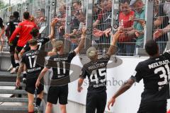 3. Liga; Rot-Weiss Essen - FC Ingolstadt 04; Spieler bedanken sich bei den Fans Doppeltorschütze Tobias Bech (11, FCI) Calvin Brackelmann (17, FCI) Thomas Rausch (45, FCI) Justin Butler (31, FCI)
