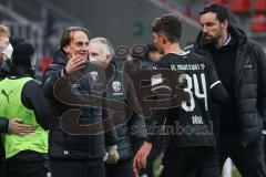 2.BL; FC Ingolstadt 04 - SG Dynamo Dresden; Sieg Jubel Freude Cheftrainer Rüdiger Rehm (FCI) gratuliert Merlin Röhl (34, FCI)