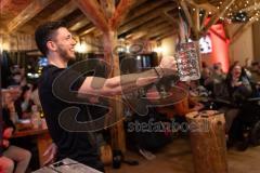 3. Liga; FC Ingolstadt 04 - Fantreffen im Sport-Treff Senners Alm, volles Haus; Maskrugstemmen, Linus Rosenlöcher (19, FCI) gibt die Ausgangszeit vor