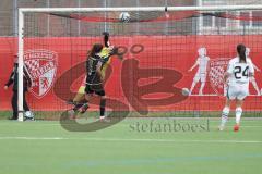 2. Bundesliga Frauen - Saison 2023/24 - FC Ingolstadt 04 Frauen - Borussia Mönchen Gladbach - Torwart Franziska Maier (Nr.1 - FCI) wehrt einen Freistoss ab - XXXXX - Foto: Meyer Jürgen