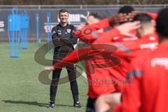 3.Liga - Saison 2022/2023 - FC Ingolstadt 04 -  - Cheftrainer Michael Köllner (FCI) beim ersten Training - Cheftrainer Michael Köllner (FCI) sieht beim warm machen zu - Foto: Meyer Jürgen