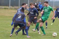 Kreisklasse - Saison 2024/25- SV Lippertshofen - TSV Etting - Thomas Donner grün Lippertshofen - Henrik Radtke blau #5 Etting - Arnold Azeem #9 blau Etting - Foto: Meyer Jürgen